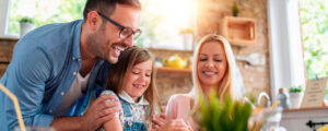 Familia feliz disfrutando de un desayuno saludable con Vitamina C en casa