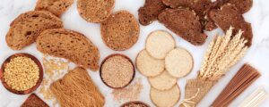 Bandeja llena de panes integrales con semilla, alimentos llenos de carbohidratos saludables