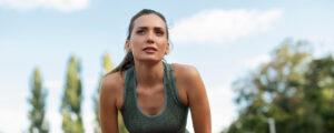 Mujer atleta consumidora de suplementación deportiva